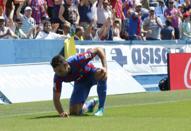 David Barral firmando en el césped después de su gol al Atlético de Madrid (A. Iranzo)