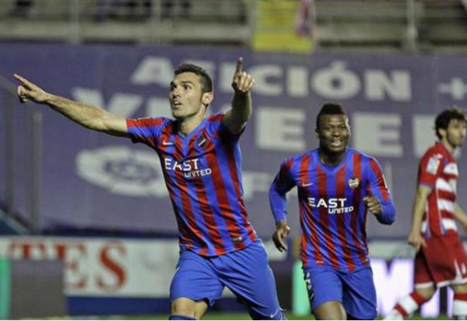 Barral celebra su gol frente al Granada (David González)