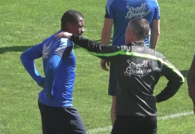 Lucas Alcaraz habla con Diop en uno de los últimos entrenamientos del Levante UD