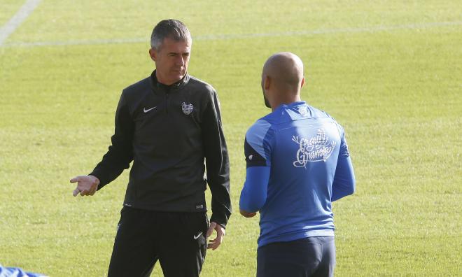 Rafael Martins habla con Lucas Alcaraz en un entrenamiento del Levante UD