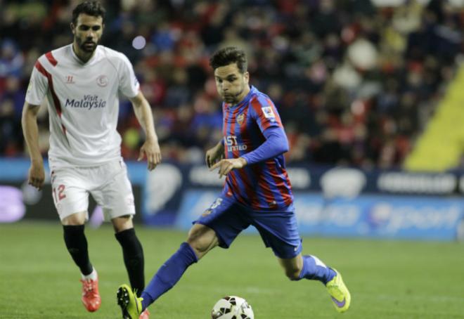 Toño, en el partido contra el Sevilla ante la presencia de Iborra (D. González)