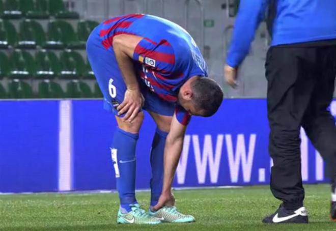 Vyntra se duele de un golpe en el partido entre el Levante UD y el Elche