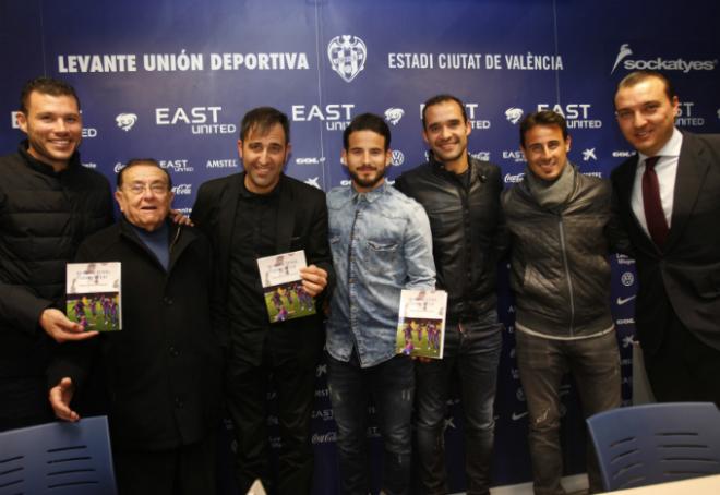 Navarro, Fenollosa, Nadal, Rubén, Juanfran, Pedro López y Catalán, en la presentación del libro (Ramírez / LUD)