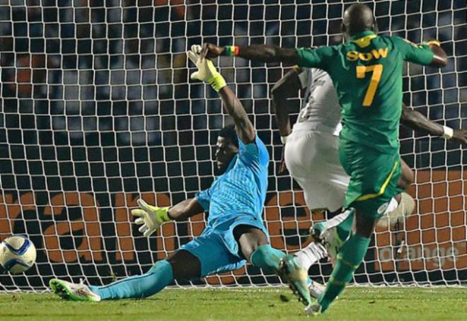 El jugador de Senegal Sow, en el momento de marcar el gol de la victoria de su selección frente a Ghana
