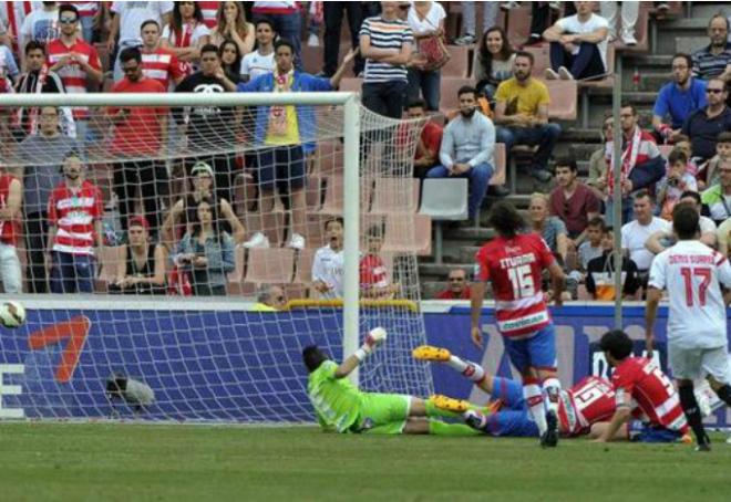 Momento en que Mainz se marca el gol del empate ante el Sevilla en propia puerta (EFE)