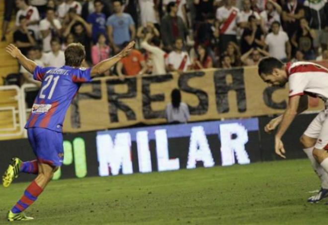 Ivanschitz celebra el gol de la victoria del Levante en su última visita a Vallecas (Foto: Liga BBVA)
