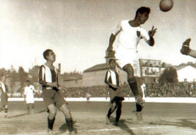 Levante y Valencia, en un partido de la temporada 1934-35