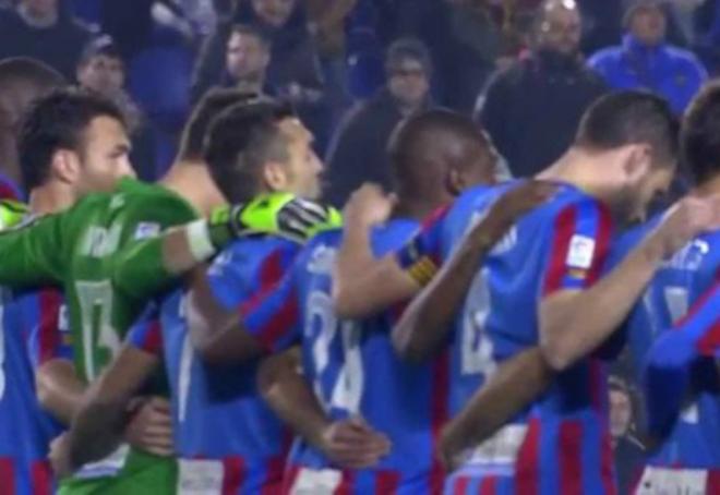 Los jugadores del Levante UD guardan un minuto de silencio en un partido de la presente temporada