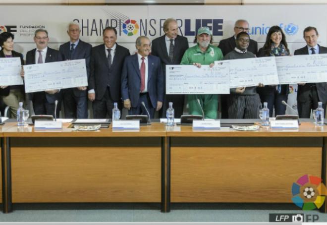 El Levante UD, junto al resto de clubes que recibieron el cheque de la LFP para sus proyectos solidarios (Foto: LFP)