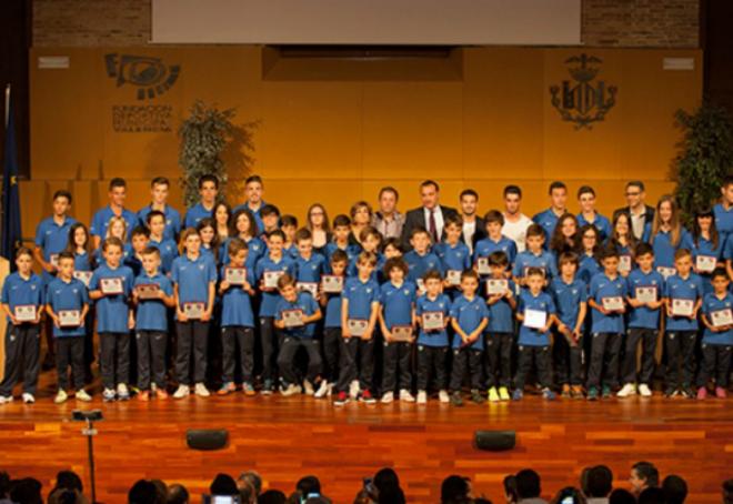 Los jugadores de la cantera del Levante UD premiados con los 'Manu de la Paz' y Valores Académicos (Arnau Llopis)