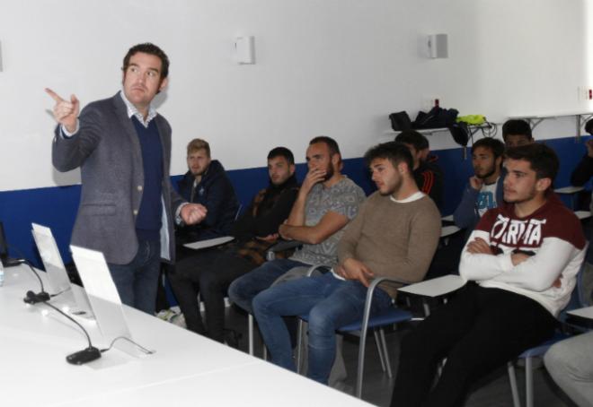El Atlético Levante y el Juvenil recibieron el taller de Integridad de la LFP (Foto: Levante UD)