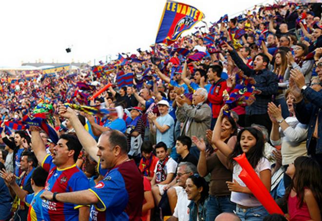 Afición del Levante en el Ciutat de València (LUD)