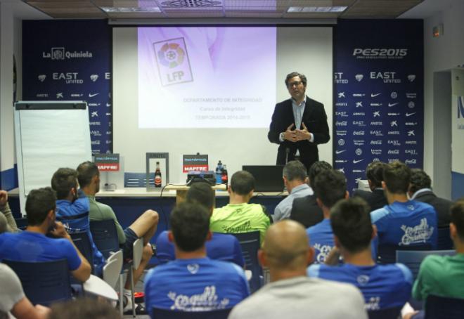 Manuel Quintanar, de la LFP, impartiendo la charla (Levante UD)