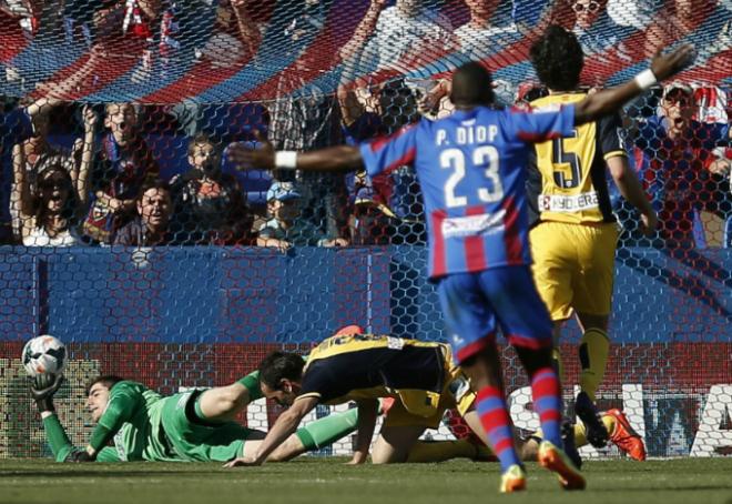 Diop celebra el gol marcado por Barral al Atlético en la victoria del año pasado en el Ciutat (EFE)