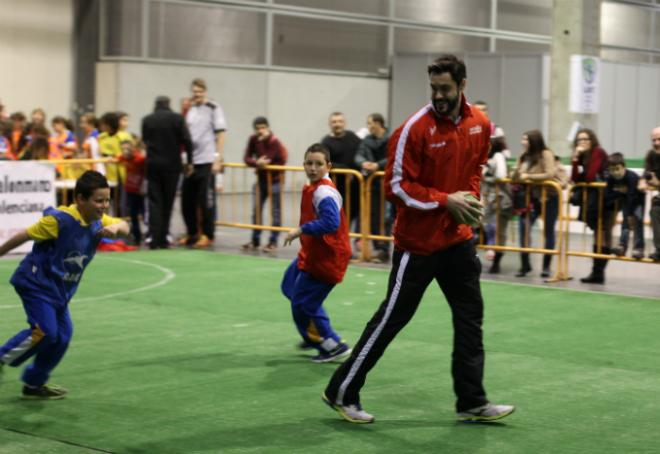 El capitán Raúl Entrerríos jugando con los pequeños.