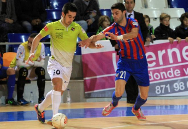 Joselito avanza con el balón perseguido por Revert (Foto LNFS.es)