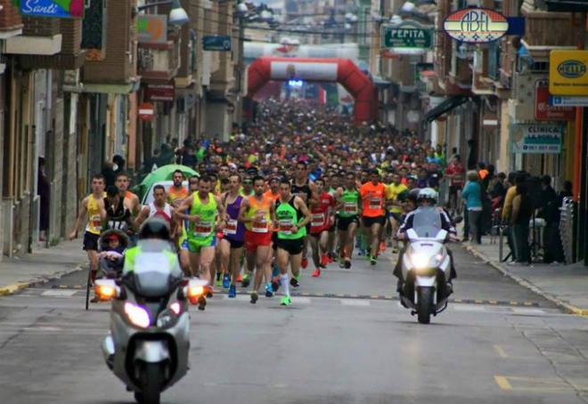 Salida multitudinaria de corredores en la Pobla de Vallbona (foto Circuito Diputación)