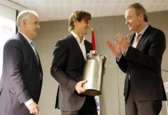 Entrega del premio a David Ferrer, valencianista confeso.