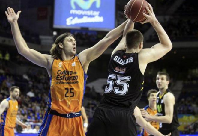 Loncar brilló en la victoria del Valencia Basket en casa del Estu. (foto Efe)