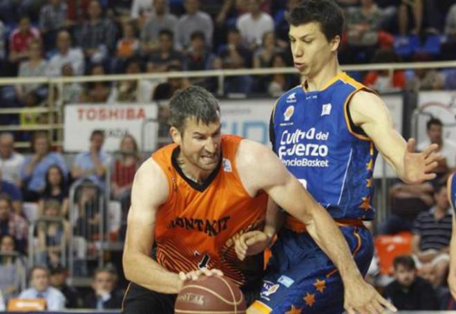 Andy Panko, el mejor de los locales, estuvo bien atado por el Valencia Baskrt (Foto EFE)