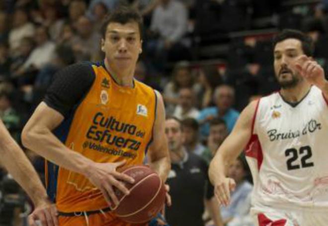 Lucic, en una acción del partido entre Valencia Basket y Manresa (Foto: Liga ACB)