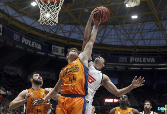 Harangory, uno de los destacados del Valencia Basket, pelea un balón (Foto EFE)
