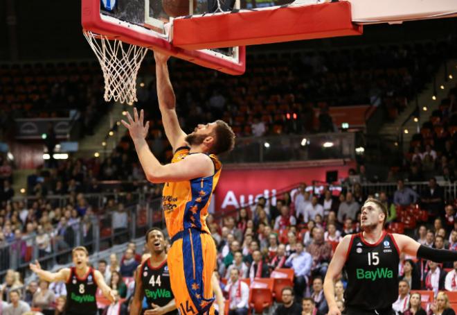 Dubljevic fue de los mejores de Valencia Basket con 16 puntos y 10 rebotes (Fotos: Irene Wepner)
