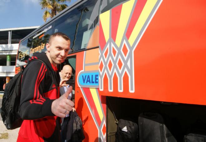 El Valencia Basket prestó su autocar al rival a su llegada a Valencia.