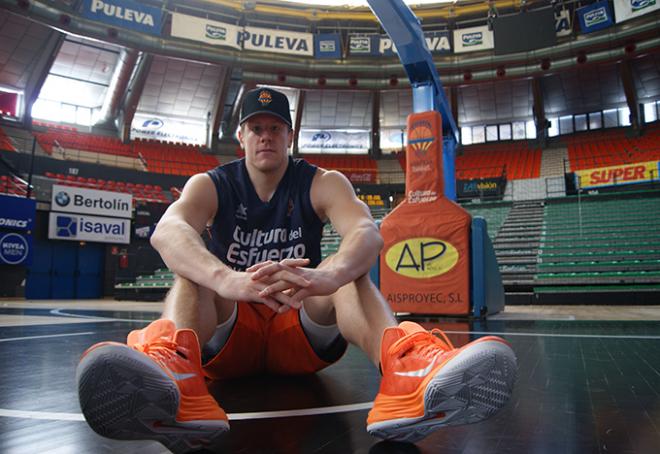 Luke Harangody posando con la nueva gorra que vende el club