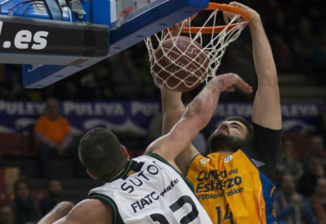 Bojan machaca el aro y espera repetir ente fin de semana (Foto MA Polo / Valencia Basket)