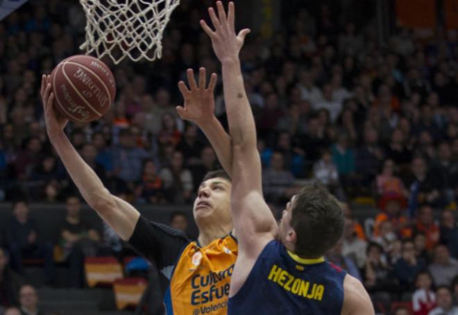 Lucic, entrenando a canasta contra el FC Barcelona (Foto Valencia Basket)