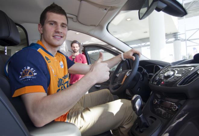 Nemanja Nedovic, en un acto con el Valencia Basket de la pasada temporada