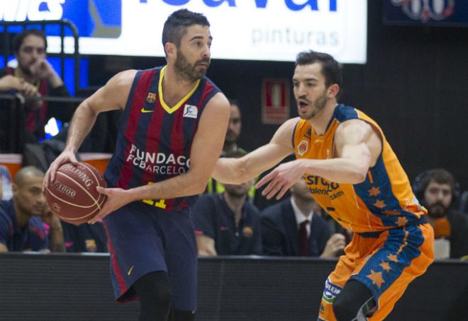Pau Ribas defiende a Juan Carlos Navarro en el Valencia Basket-FC Barcelona (ACB)