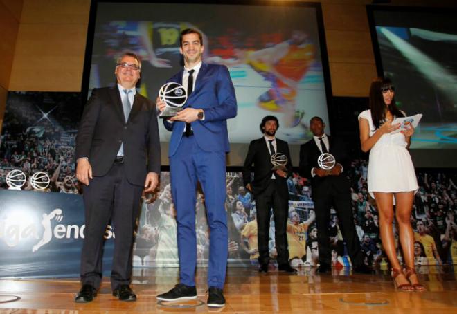 Premio para Pau Ribas, jugador del Valencia Basket (foto ACB.com)