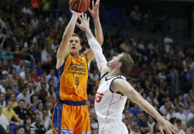 Nedovic contra Nocioni en el segundo partido. (Foto: ACB)