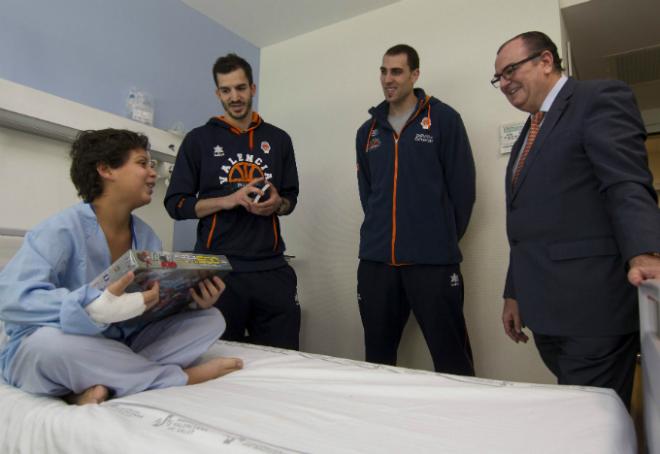 Los jugadores taronja, Vicente Solà y Paco Raga visitaron a los niños hospitalizados (Foto: M. A. Polo / Valencia Basket)