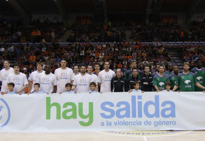 Club, jugadores y afición en contra de la Violencia de Género en la Fonteta  (Foto MA Polo / Valencia Basket)