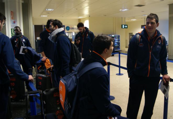 Varios jugadores del Valencia Basket en el viaje a tierras gallegas (M. A. Polo)