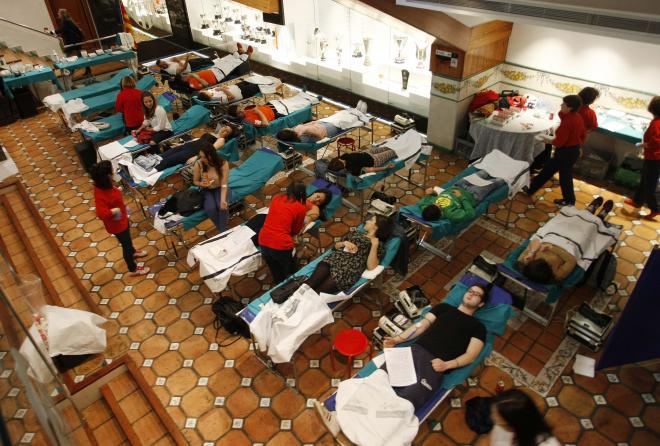 900 personas han donado sangre en el Palco VIP de Mestalla este miércoles. (Foto: D. González)