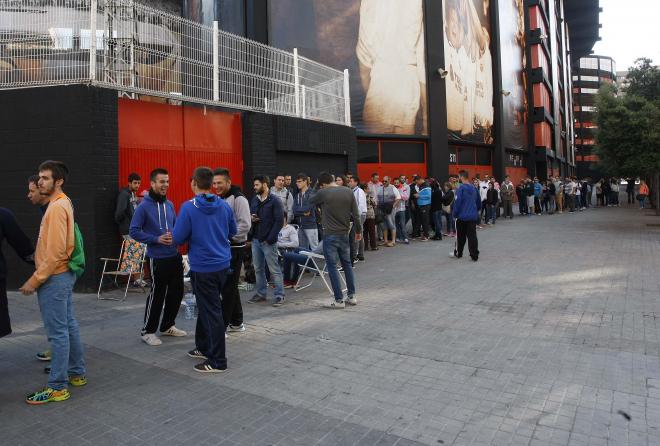 Colas en Mestalla.