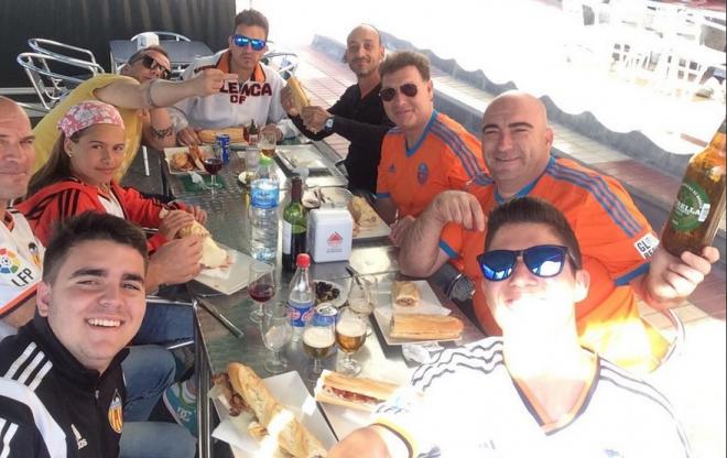 Seguidores del Valencia CF almorzando antes de llegar a Almería.