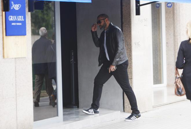 El entrenador ché Nuno llega al restaurante en donde ha comida la plantilla del Valencia. (Foto: David González)