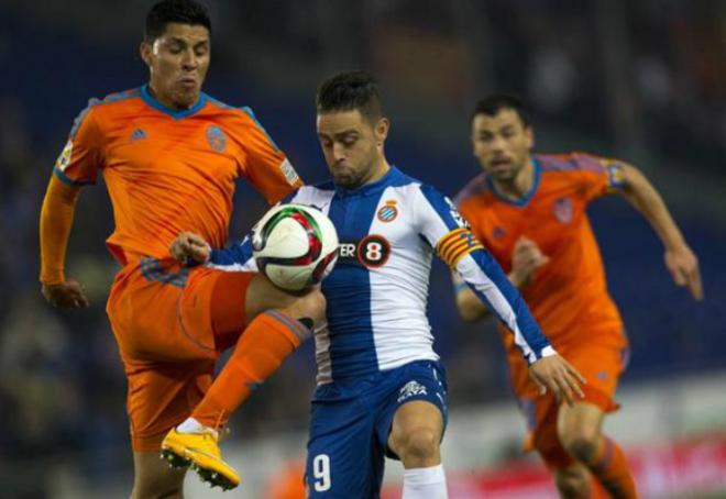 Enzo Pérez tuvo que jugar en la banda derecha tras la expulsión de Mustafi.