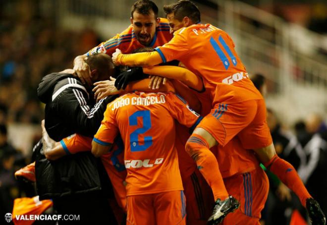 Los jugadores celebran el gol de la victoria 1-2.