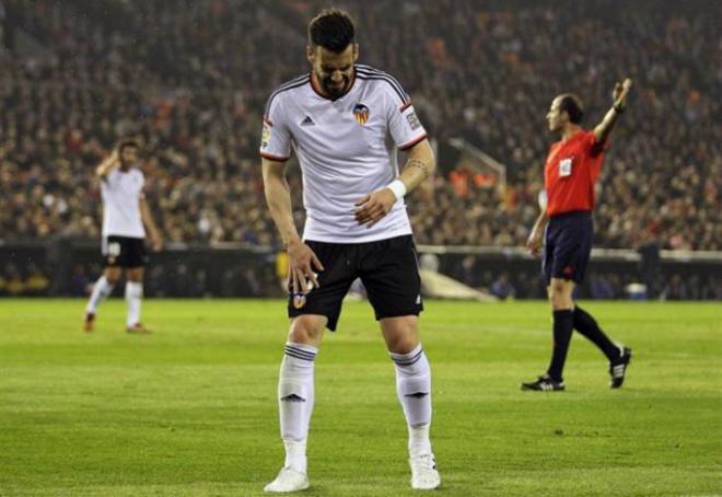 Negredo no pudo aguantar y se marchó lesionado.