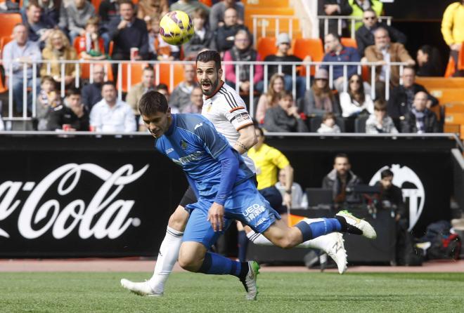 Álvaro Negredo le vuelve a dar tres puntos al Valencia gracias a un penalti que cometieron sobre él. (Foto: A. Iranzo)