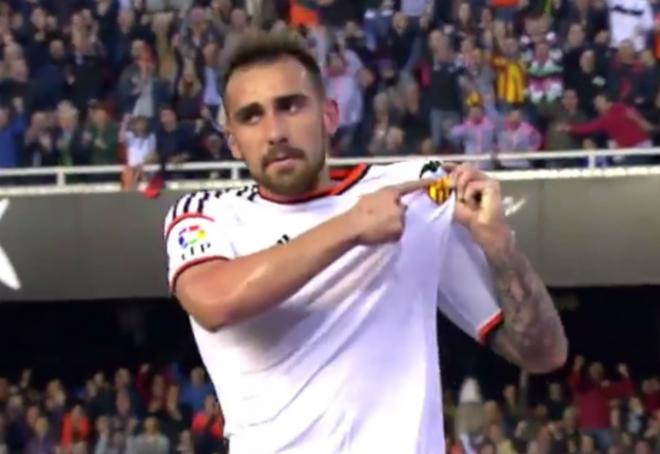 Alcácer se señala el escudo del Valencia CF tras su gol al Levante UD en el derbi