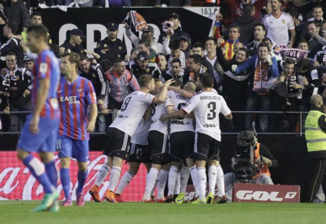 Barral e Ivanschitz, con cara de circunstancias tras un gol del Valencia CF (Iranzo / González)