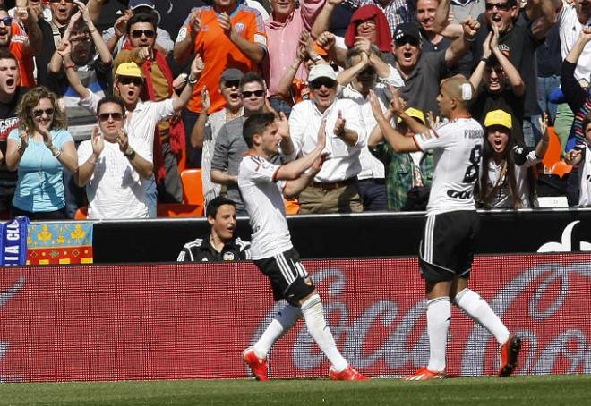 Feghouli y Piatti celebran uno de los goles del Valencia CF (Foto David González)