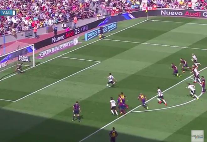 Momento del lanzamiento de Parejo, con seis jugadores dentro del área (La Liga)